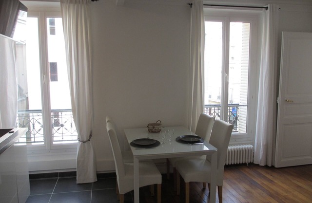 Charming Flat Centrally Located, Recently Refurbished & Well-equipped