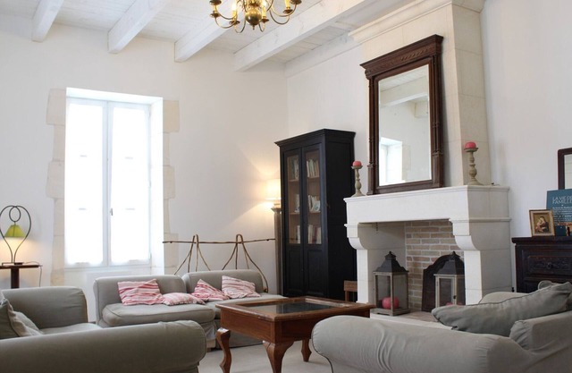Charming 19th Century Manor with Garden and 18 Sleeps in Saint-Georges-d'Oléron