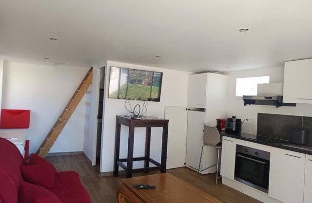 Charming furnished outbuilding with terrace in Bordeaux