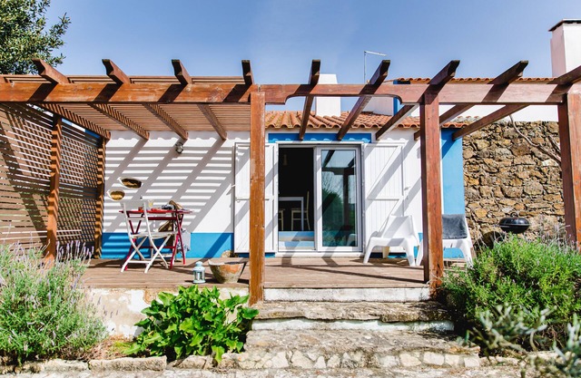 Charming House with sunny terrace & heated* swimming pool