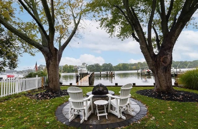 Charming Hideaway By The Water