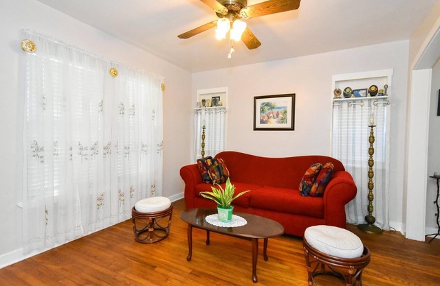 Charming Home Five Minutes To The Beach, Very Close to the Aquarium & Lexington