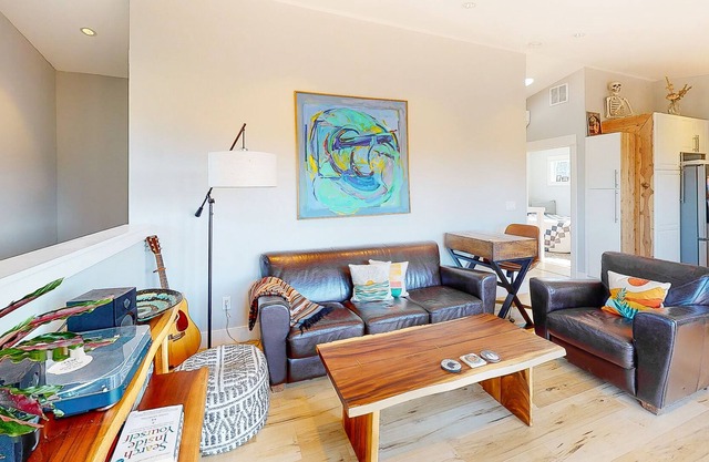 Charming home with breathtaking mountain views, balcony, & kitchenette