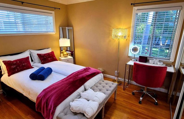 Charming House House w backyard oasis-10 min from the Beach!