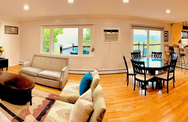 Charming house in Yonkers with Hudson River View and close travel to get to NYC