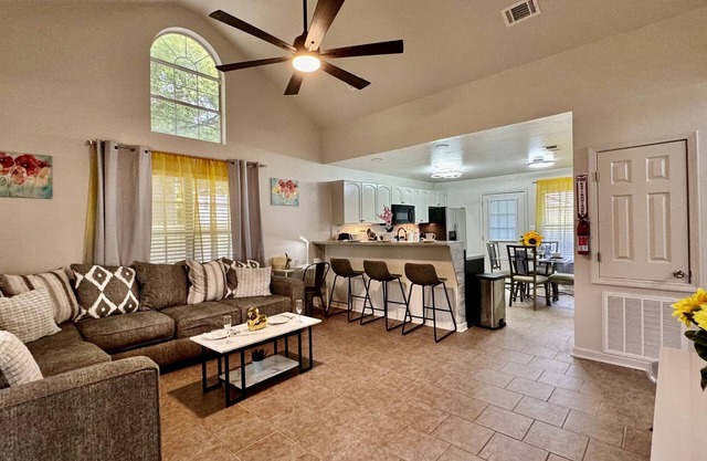 Charming House, Sleep 8, Beach, Casino, Private fenced in backyard