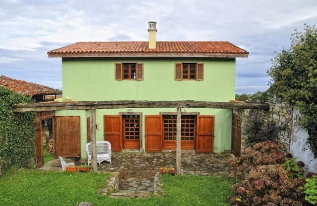 Charming house with garden and close to Ballota beach.