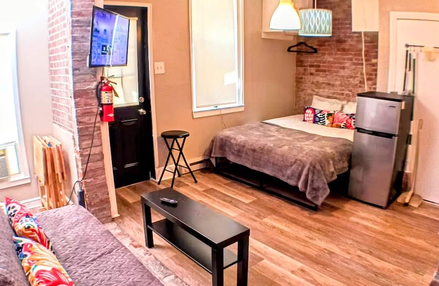 Charming Jawn in Fabulous Fishtown — W/D, AC, Private Patio & Fast WiFi