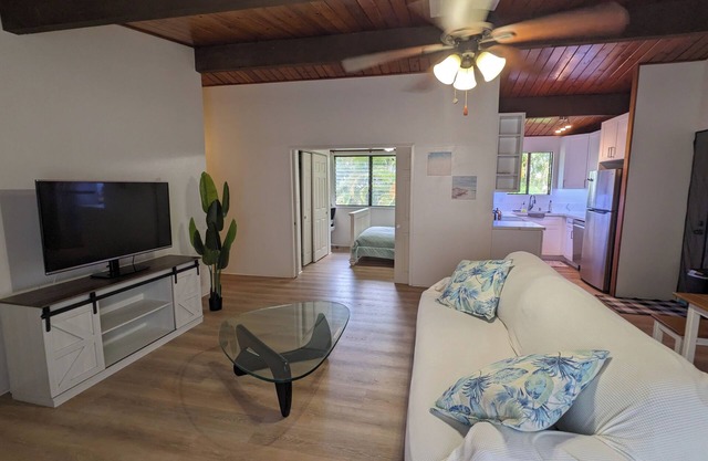 Charming Kailua Hillside 2 bedroom, 1.5 bath w/split AC, ceiling fans, WiFi