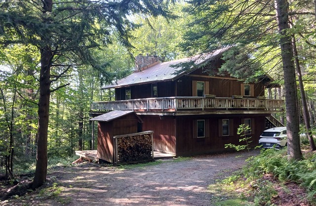 Charming Lake Raponda area 4-bedroom chalet. Only 20 minutes from Mount Snow.