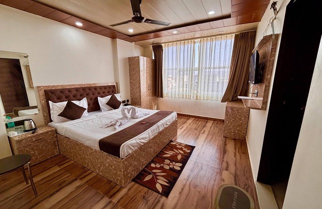 Charming Lake View hotel in marvelous Jaipur with WiFi, AC