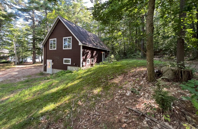 Charming Lakefront Apartment with Stunning Views and Cozy Amenities