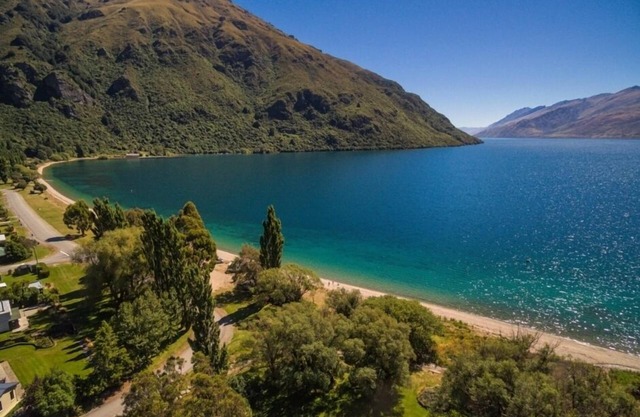 Charming Lakefront Cottage Retreat with large sheltered garden and stunning view