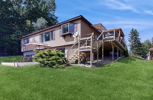 Charming Lakefront House with Outdoor Firepit, Washer/Dryer and Wifi