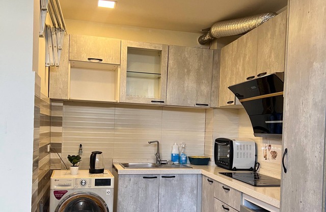 Charming Lakeview Studio Near West Lake – Peaceful & Cozy