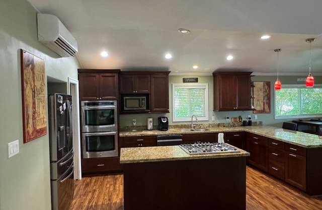 Charming large 1-bedroom house with AC, vaulted ceiling, and pool in Aiea