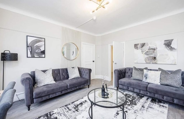 Charming & Modern 2BR City Centre Near High St by Luxiety Stays