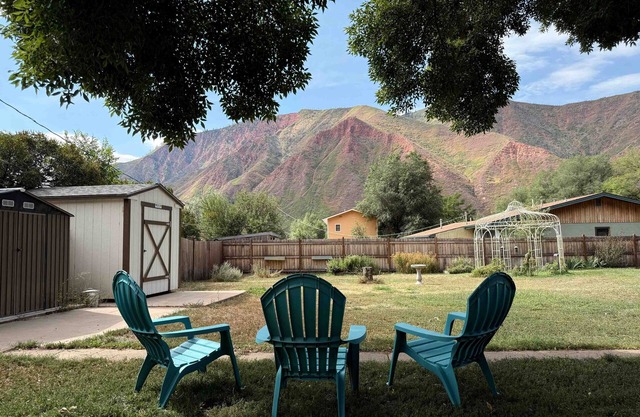 Charming mountain home with large yard, stunning views, and dog-friendly