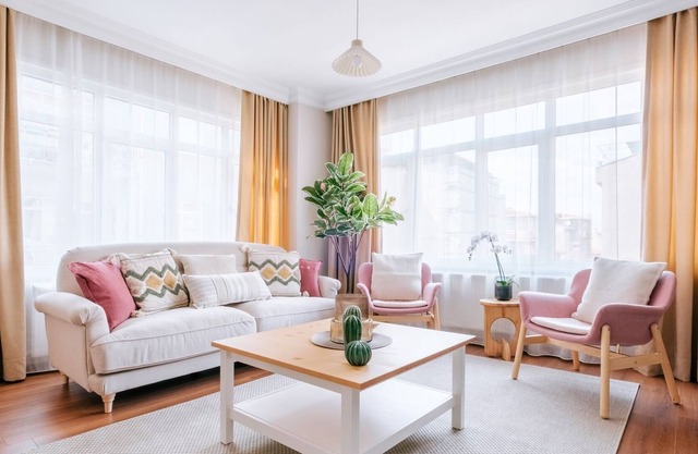 Charming Oasis w Balcony 5 min to Bull Statue