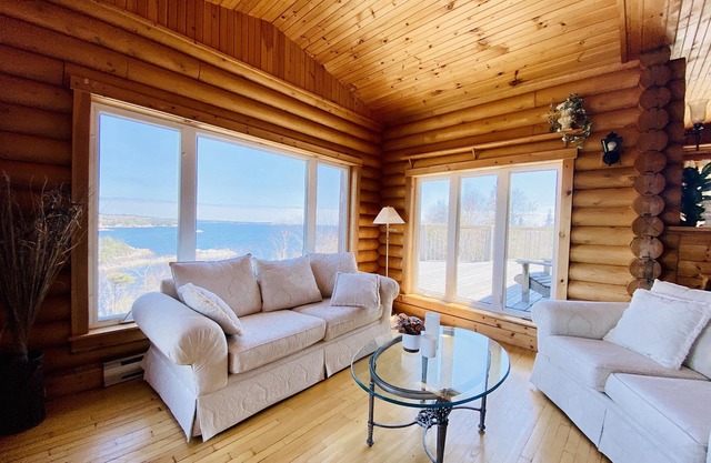 Charming ocean view cottage In Terrace Bay