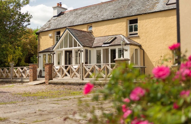 Charming Old Farmhouse, Beautifully Restored - ideal base to explore SW Ireland