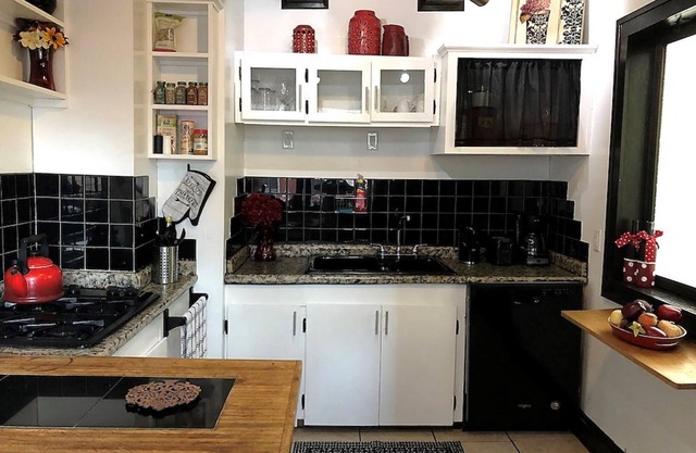 Charming Old Soul Near CLE Clinic Long Term Stay