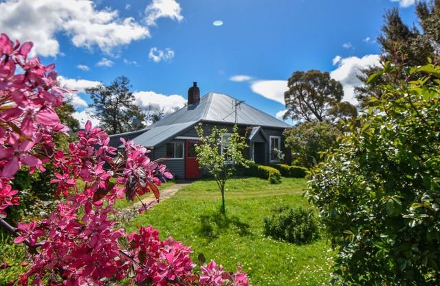 Charming, peaceful country cottage - close to shops etc