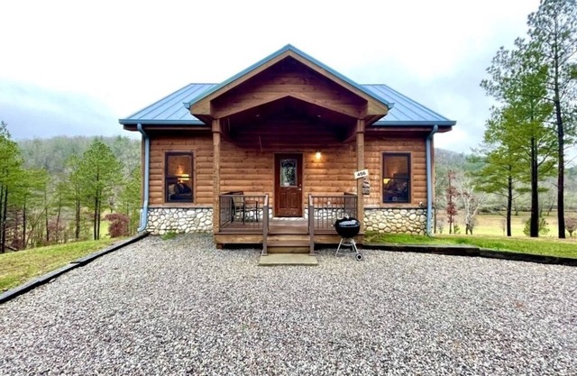 Charming, pet friendly cabin, perfect for fishing, family, hiking and R&R! by RedAwning