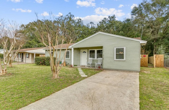 Charming Pet Friendly -3B Pensacola - Close to Bases!
