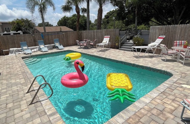 Charming Pool & 4-bedroom house with WiFi and AC in peaceful Palmetto