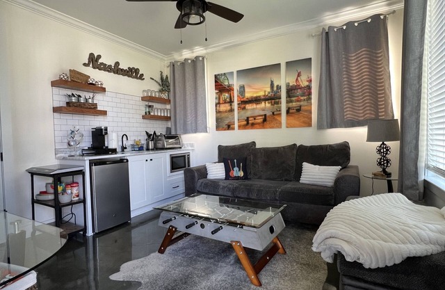Charming Private Suite-2 Miles to Downtown!