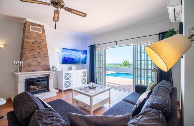 Charming villa with 3 bedrooms, wifi, central heating and sea views