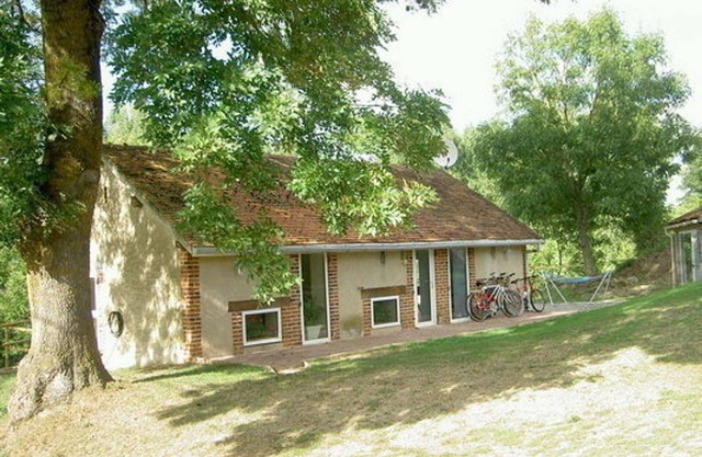 Charming renovated cottage with terrace and pets allowed in Châtel-de-Neuvre