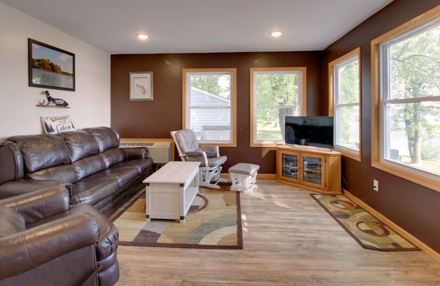 Charming Rice Cabin w/ Lake Access & Dock!