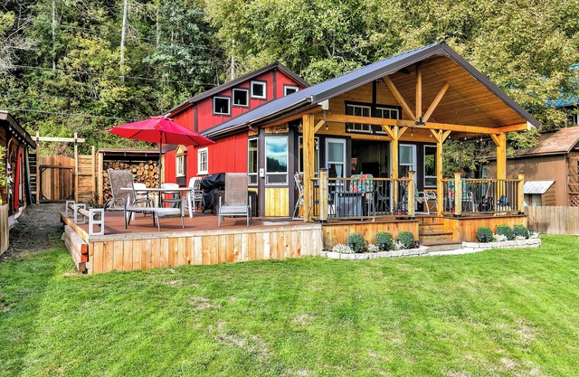 Charming & Rustic Lakeside Cabin: Mt. Rainier, Fall Hikes, Large Covered Deck