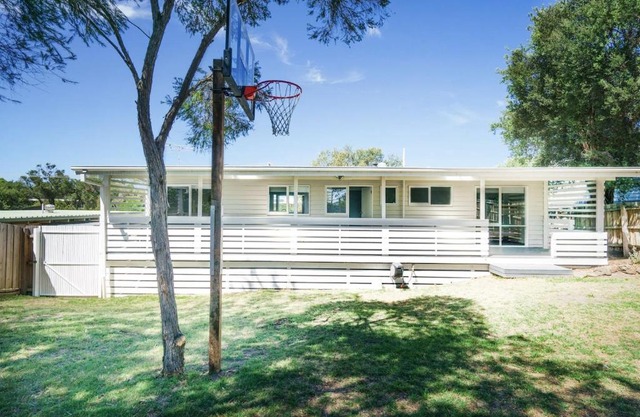 'Charming Seaside Bungalow' A Peninsula Hideaway