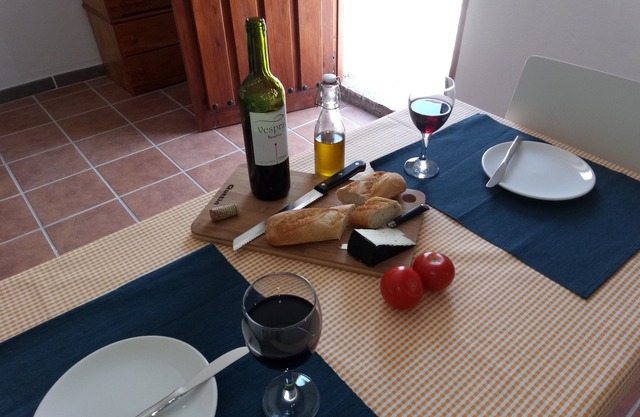 Charming self contained apartment 58m square in the center of Moclin