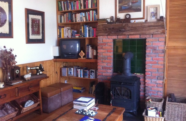 Charming & Spacious 3 bedroom Town House. Large garden. Private parking.