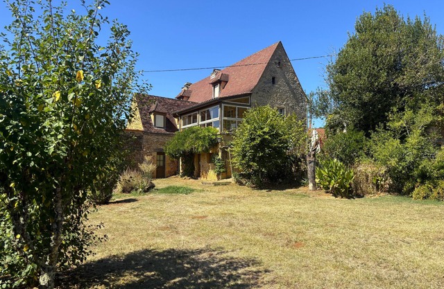 CHARMING STOME HOUSE WITH ENCLOSED GARDEN AND PRIVATE POOL CLOSE TO SARLAT