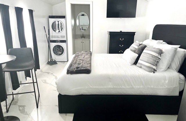 Charming studio in welcoming Miami Gardens with AC