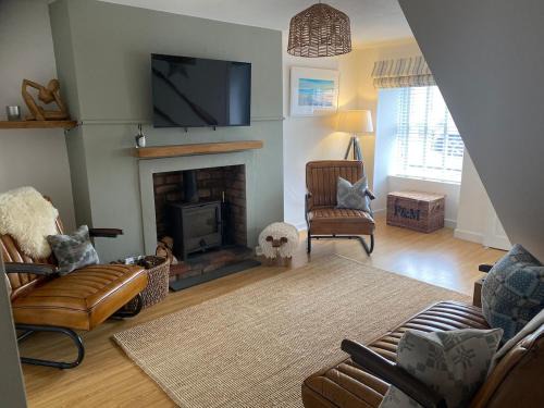 Charming, stylish cottage, parking , large private Garden, well located for island highlights