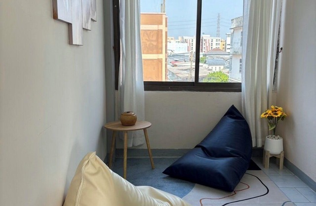 Charming 1-bedroom with WiFi and AC in lovely Krung Thep Maha Nakhon