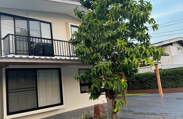 Charming 3 Bedroom house in North of Bangkok: Quiet neighborhood & Relaxation!