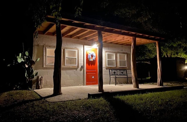 Charming Tiny Home & Hot Tub, Medina