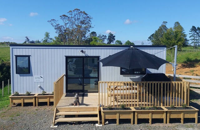 Charming Tiny Home, pet-friendly, close to SH1 and Hampton Downs.