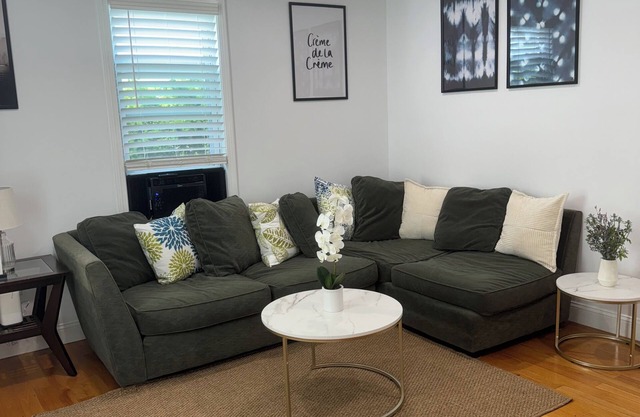 Charming Townhouse 12 minutes to Boston