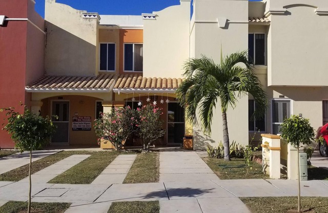 Charming Townhouse Condo w/Large Pool 2 Blocks from Beach