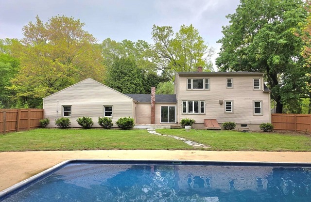 Charming updated 4-bedroom house with AC, WiFi in quaint, quiet Wilbraham
