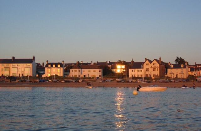 Charming Victorian Cottage close to beach with sea views