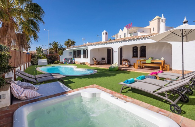 Charming Villa, top location, pools, inner courtyard and panoramic terrace